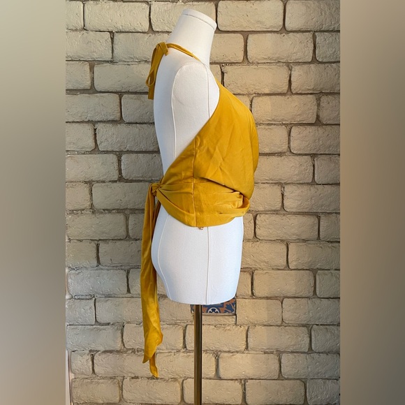 Express Golden Halter Top - Picture 4 of 8